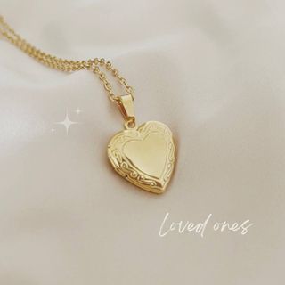 Gold pendant with outlet picture inside