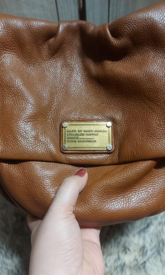PRELOVED Marc Jacobs Lil Ukita (Category: Luxury Bags & Wallets) located in Quezon City. Submitted by yourlittleshop_yls (Listing ID 1185315610, Image 3). Description: FIXED‼️‼️‼️Preloved Marc Jacobs Lil Ukita 2way bag,authentic 100% Cow leather sign of used manage ur expectations on Preloved item refer photos for flaws/issue issue is ung hardware sa strap nya natatanggal.