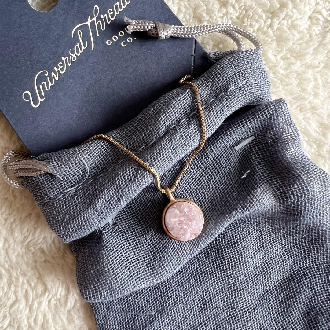 Universal thread shop necklace