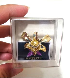YSL The Gold brooch with print