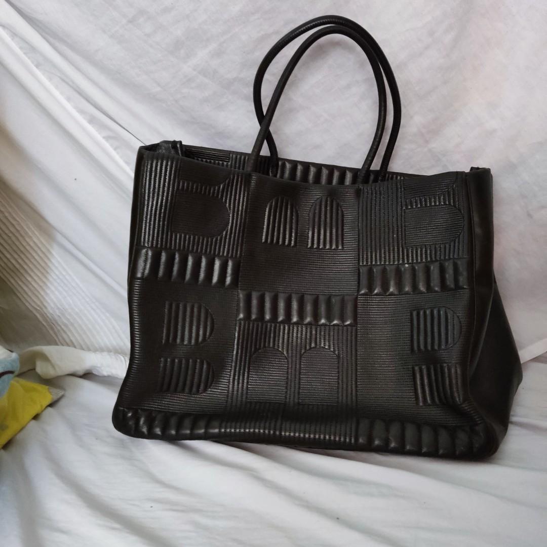 BALLY Leather Bag (Category: Luxury Bags & Wallets) located in Paranaque City. Submitted by m2m_shop0919 (Listing ID 1185514862, Image 2). Description: Bally leather bag in excellent and pristine condition. Large size with lots of pockets and compartments. Riri zipper, Made in Italy. Dimensions: 13.5 in. W (Front) x 11.5 in H x 7.5 in. W (side) Now for only Php 3,500 (From 5,000 previously) Sold for 23,300 yen (see the link below) https://paypayf