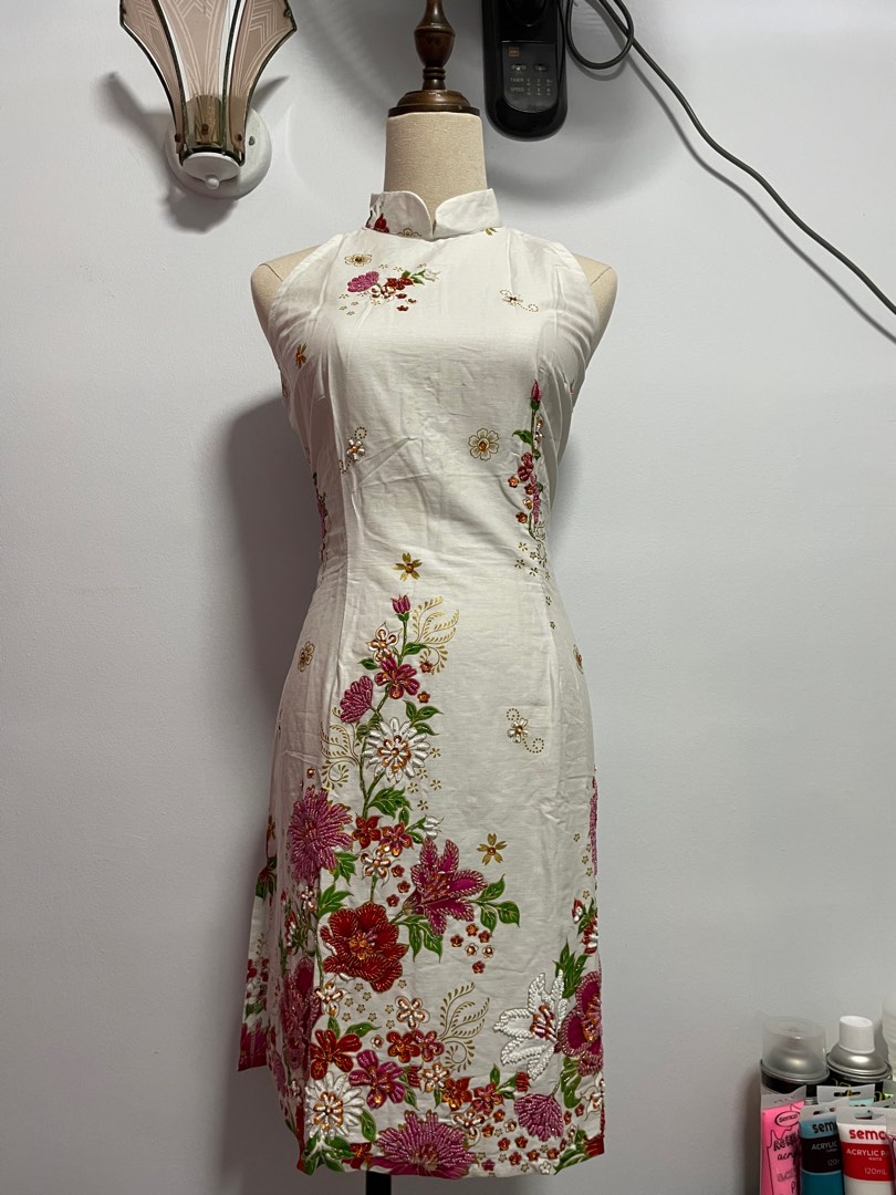 Batik bead embroidery white cheongsam, Women's Fashion, Dresses & Sets, Traditional & Ethnic