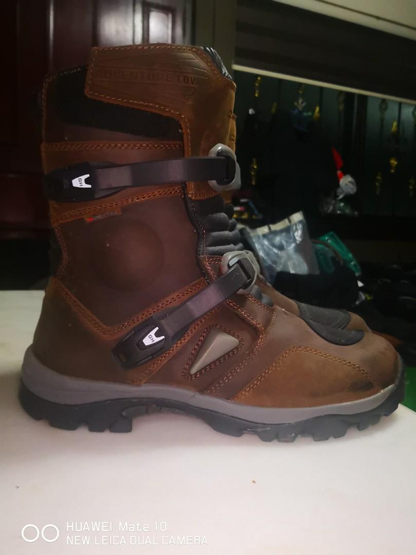 Adventure sales low boots