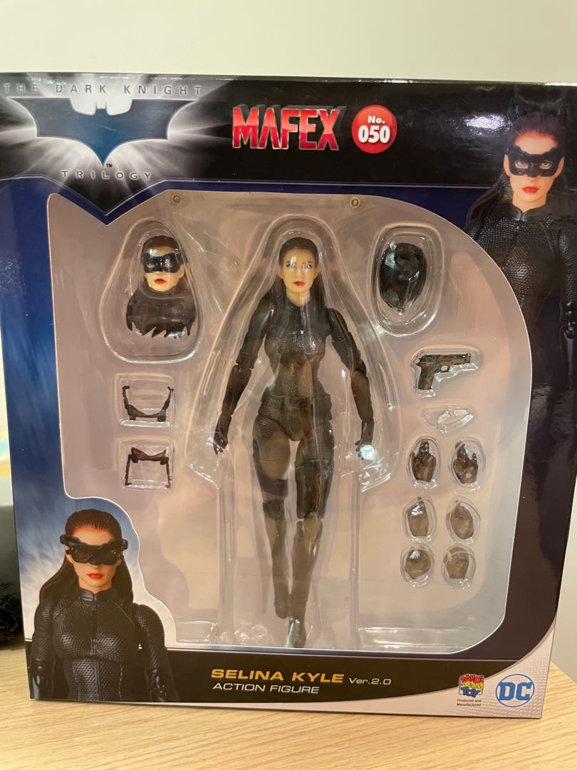 Mafex Catwoman Selina Kyle 貓女, 興趣及遊戲, 玩具& 遊戲類- Carousell