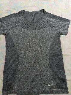 nike灰色排汗衣