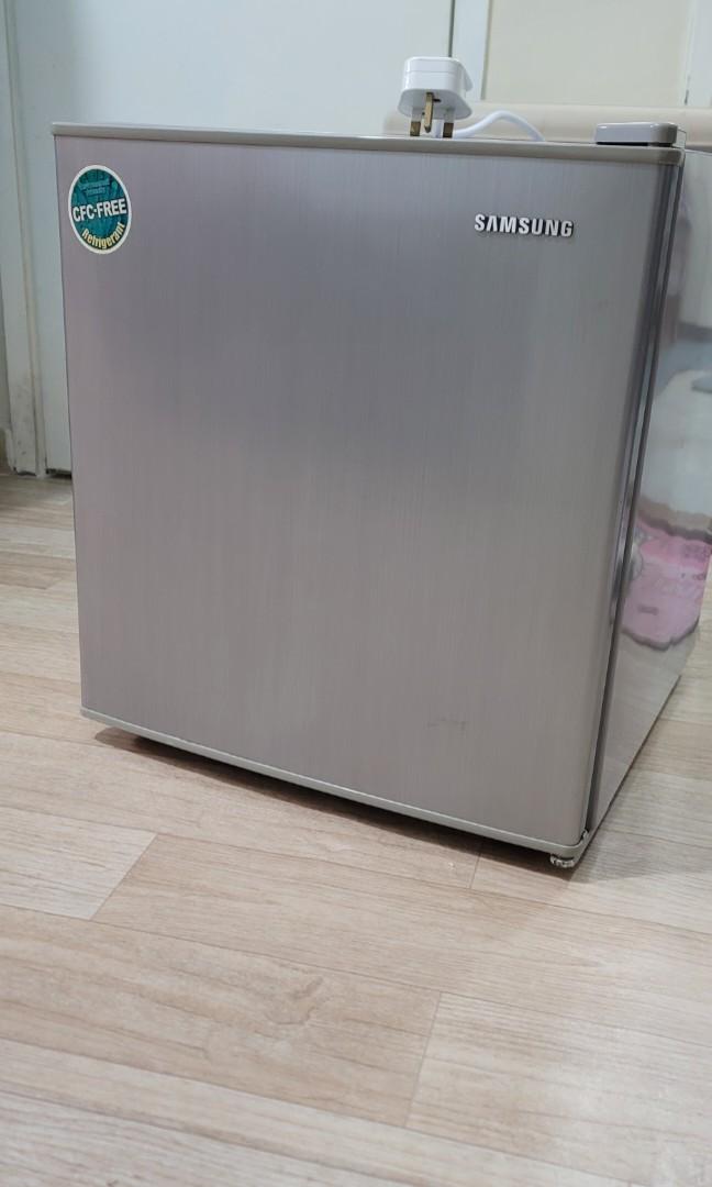 Samsung mini fridge SRG058, 家庭電器, 廚房電器, 雪櫃及冰櫃 Carousell