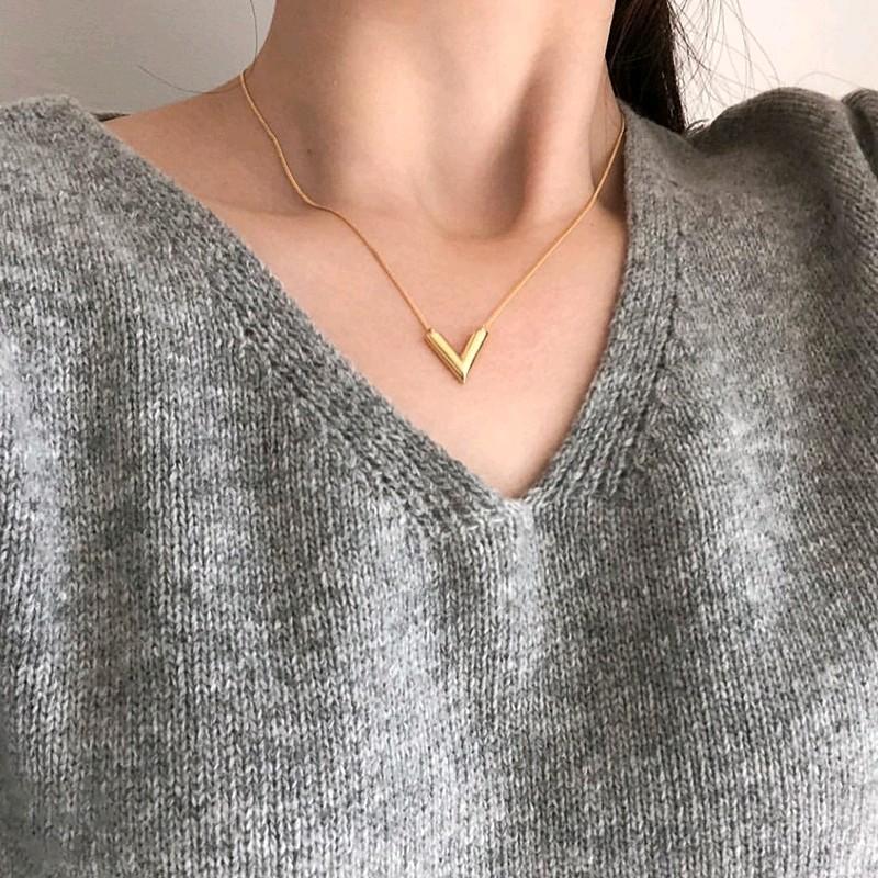 V Necklace Saudi 18k Gold, Women's Fashion, Jewelry & Organizers, Necklaces  on Carousell