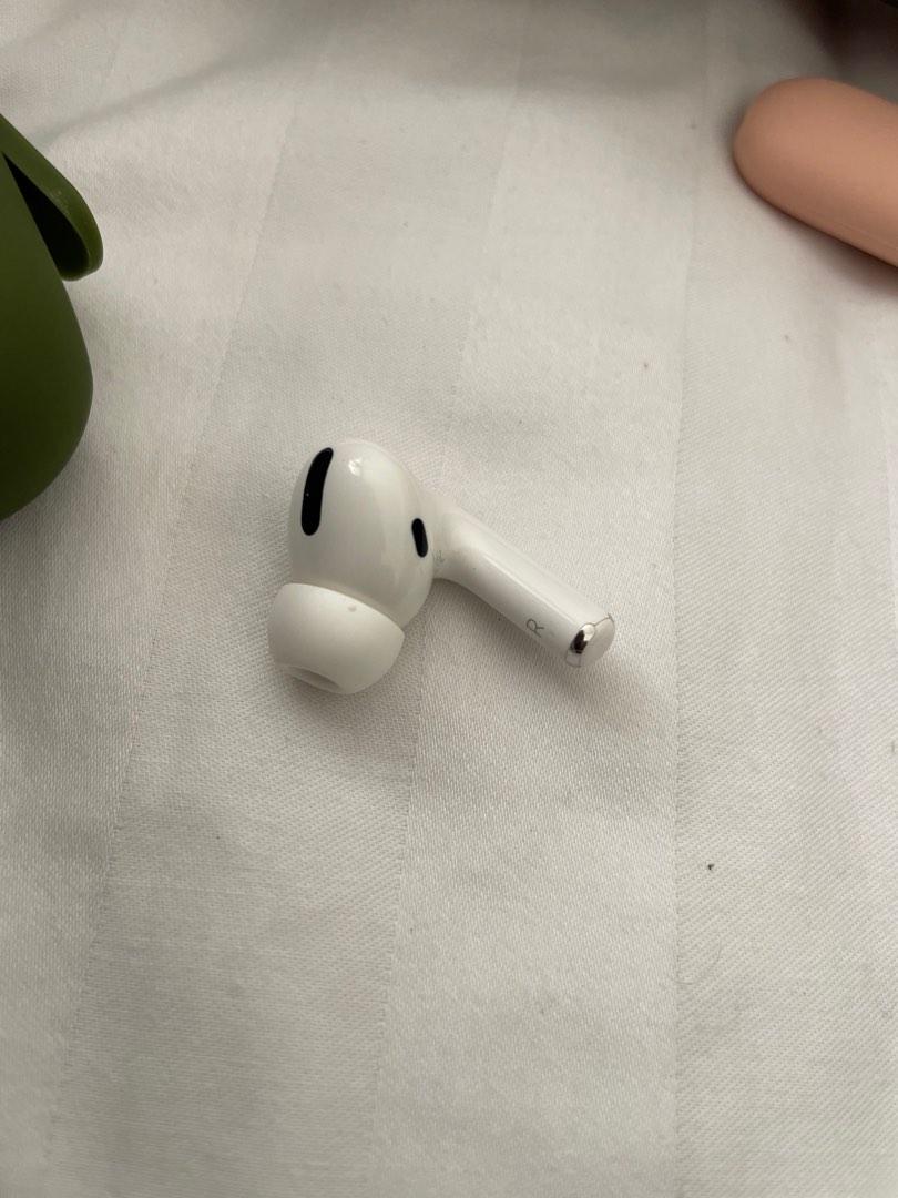 Airpods pro right earpiece only (Category: Earphones) located in Makati City. Submitted by raredeer_b992c0 (Listing ID 1185717189, Image 3). Description: Right earpiece of Airpods pro. Original..