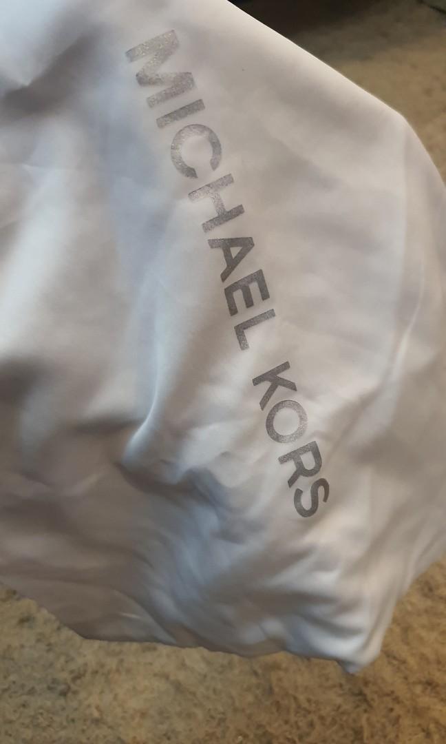 Authentic micheal kors dust bag (Category: Luxury Bags & Wallets) located in Cavite. Submitted by ohmie23 (Listing ID 1185813167, Image 2). Description: Authentic micheal kors dust bag.