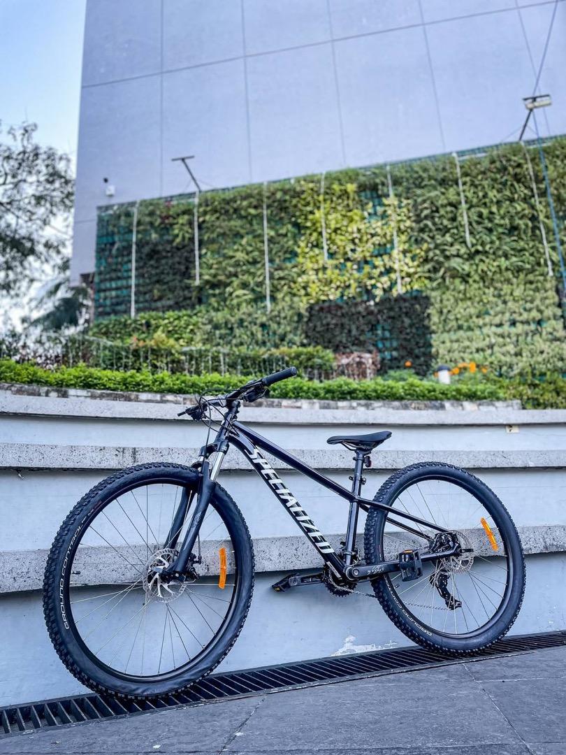 FOR SALE MOUNTAIN BIKE Specialized Rockhopper 27.5 Good as new FREE BIKE STAND