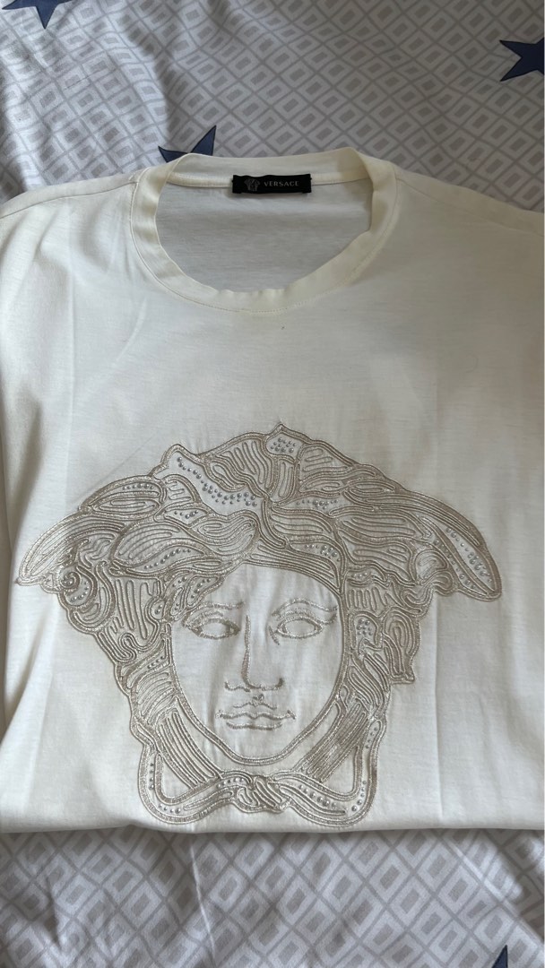 boete Woning onderbreken Gianni Versace Tshirt Medusa Logo, Men's Fashion, Tops & Sets, Tshirts &  Polo Shirts on Carousell