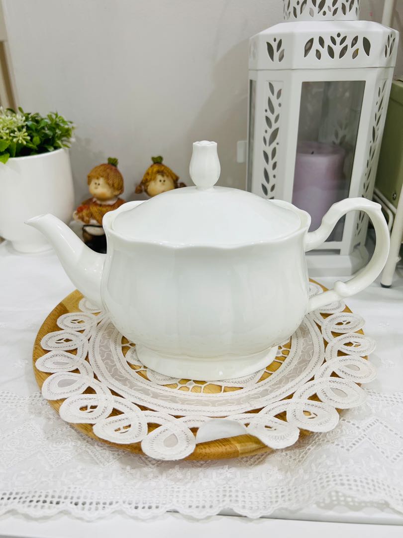 Japan Narumi bone China teapot, Furniture & Home Living, Kitchenware