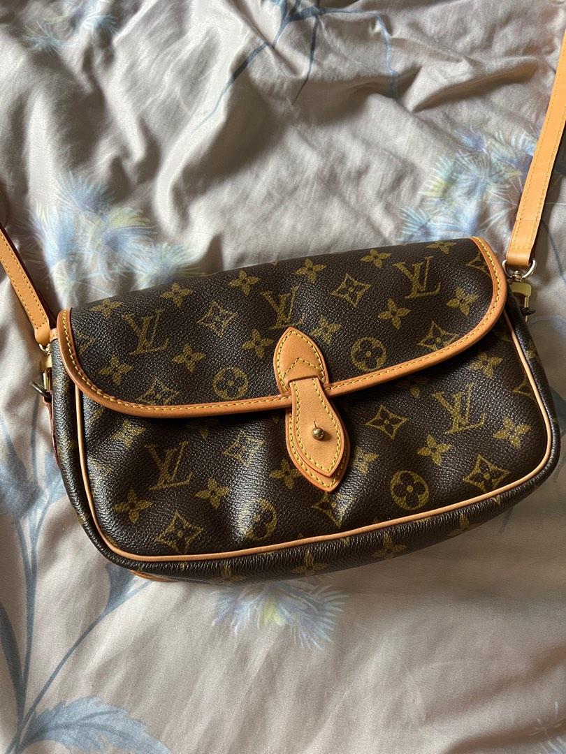 Pre-owned Louis Vuitton 2018 Satellite Alpha Clutch Bag In Grey