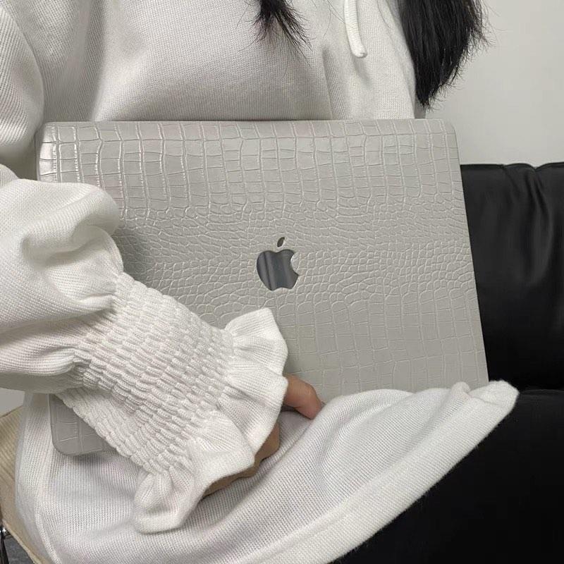 MacBook Pro Casing (Category: Laptop Bags & Sleeves) located in Singapore. Submitted by .jo.j (Listing ID 1185809749, Image 1). Description: Includes: $10 -Casing (Top & bottom) -Keyboard Protector Combo (Casing+Keyboard Protector+ Anti-Green Ray Screen Protector) $20.