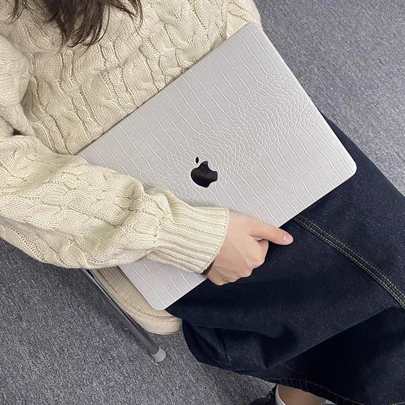 MacBook Pro Casing (Category: Laptop Bags & Sleeves) located in Singapore. Submitted by .jo.j (Listing ID 1185809749, Image 2). Description: Includes: $10 -Casing (Top & bottom) -Keyboard Protector Combo (Casing+Keyboard Protector+ Anti-Green Ray Screen Protector) $20.