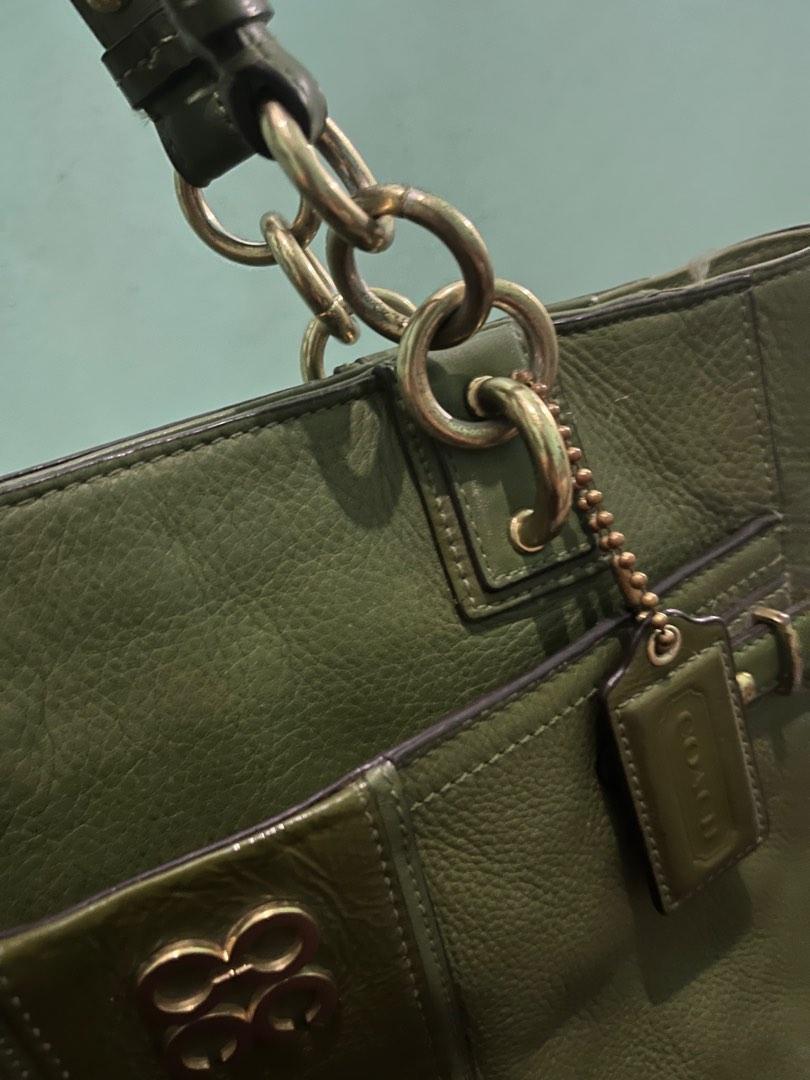 RUSH SALE Coach shoulder bag (Category: Luxury Bags & Wallets) located in Las Pinas. Submitted by eybie1127 (Listing ID 1185758592, Image 2). Description: Selling my well loved coach bag. Super spacious and tibay. Has pen marks sa inner lining pero walang butas. Its really a steal deal. Slightly nego. Rfs: decluttering.