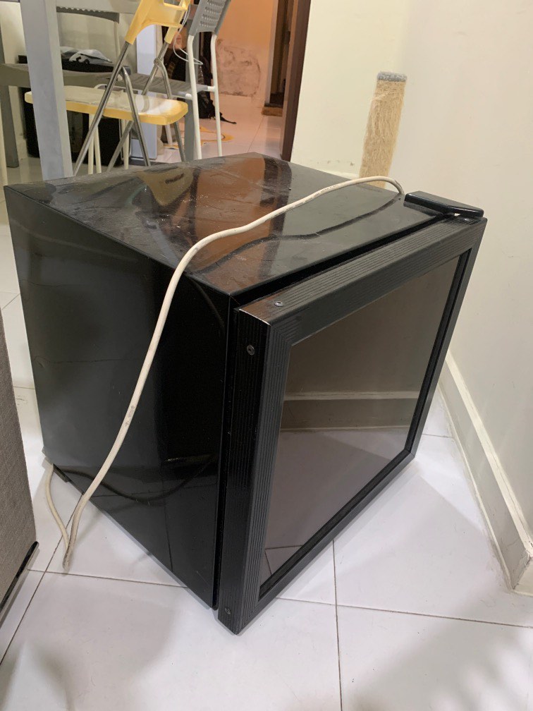 Small wine chiller, TV & Home Appliances, Kitchen Appliances, Wine Cellar & Storage on Carousell