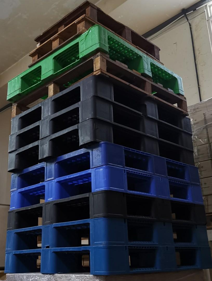 Used plastic pallets for sale 13 each 6 pcs square, 3 pcs rectangular