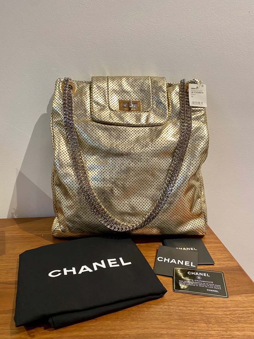 Chanel Sac à Rabat Accordéon Perforé en Cuir Noir