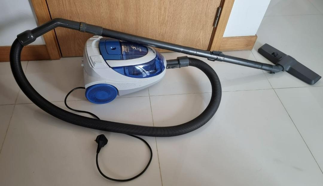 Hitachi Cyclonic High Power 1800W Vacuum Cleaner CVSH18, TV & Home