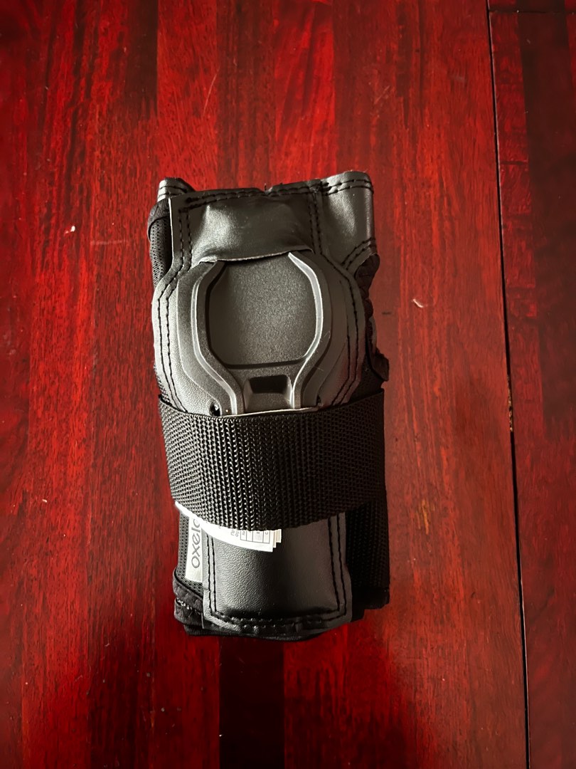 Oxelo wrist Guard from decathlon L size, Sports Equipment, Other