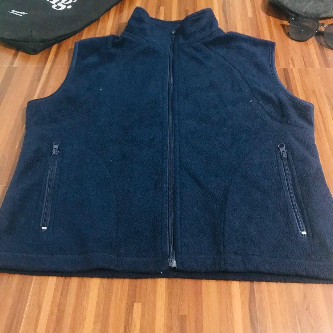 Simon Clark Navy Blue Vest Chaleco Fleece (Category: Vests) located in Lipa City. Submitted by piajustine_02 (Listing ID 1182385612, Image 2). Description: Rfs:Not fit Already wash ready to wear! W-21 L-20 Shopee checkout.