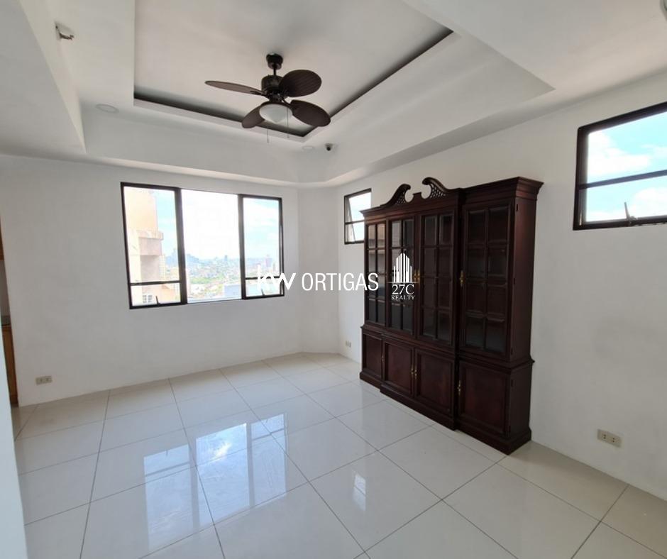 3BR 240sqm Penthouse condo unit for rent in Eisenhower, Greenhills, San