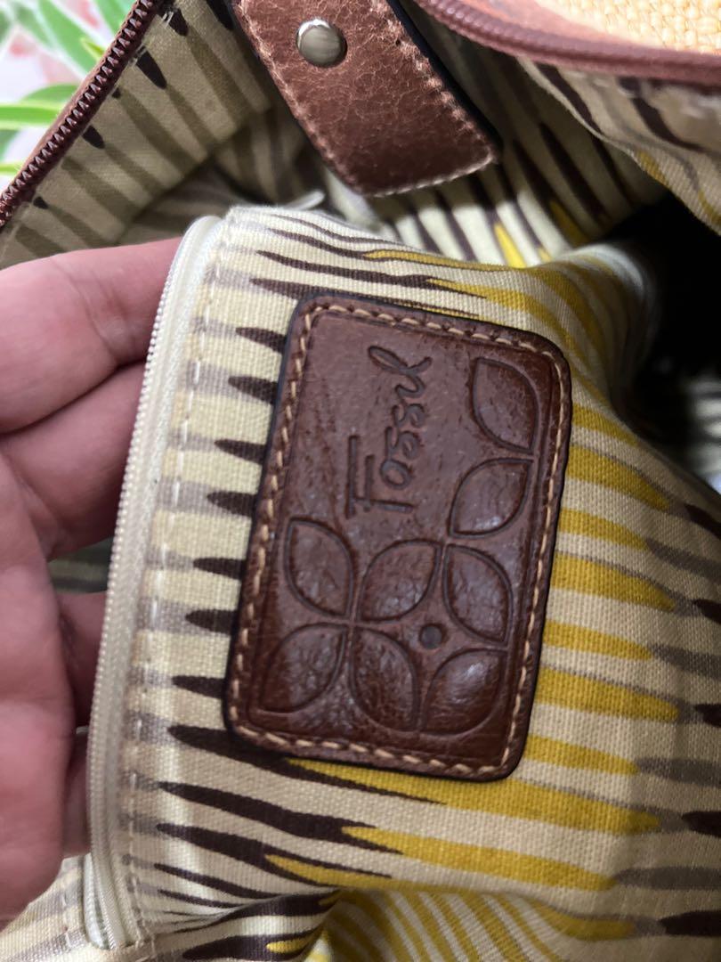 Sale Authentic Fossil (Category: Luxury Bags & Wallets) located in Indang. Submitted by lornacmtl (Listing ID 1185972998, Image 3). Description: Authentic Hobo Fossil bag 😊no issue/Flaws Payment thru Gcash or bank dep.
