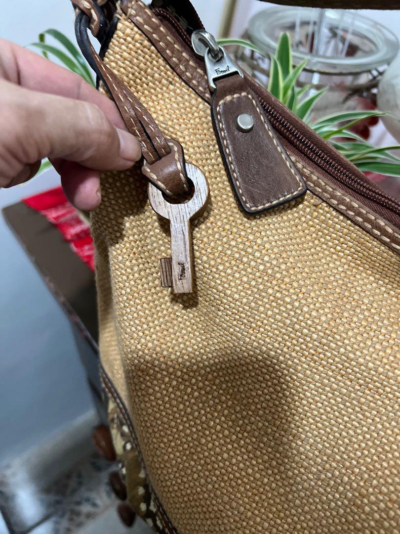 Sale Authentic Fossil (Category: Luxury Bags & Wallets) located in Indang. Submitted by lornacmtl (Listing ID 1185972998, Image 2). Description: Authentic Hobo Fossil bag 😊no issue/Flaws Payment thru Gcash or bank dep.