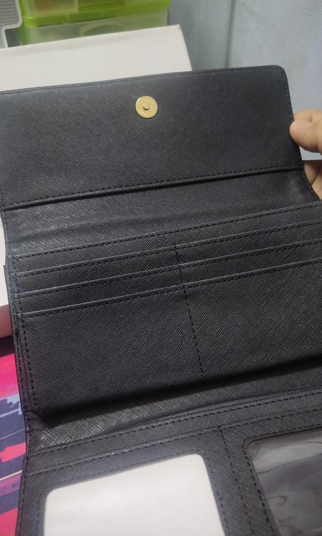 Coach Trifold Wallet Apricot (Category: Wallets & Card holders) located in Bacoor. Submitted by ArielJr17 (Listing ID 1186063181, Image 2). Description: Coach Apricot Black -Trifold -Magnetic Lock -6 card holder -2 Photo Holder -2 Paper bill pocket -1 Coin pouch Pm for inquiries. Meet up sa malalapit lang. Bacoor/Las Pinas Areas.