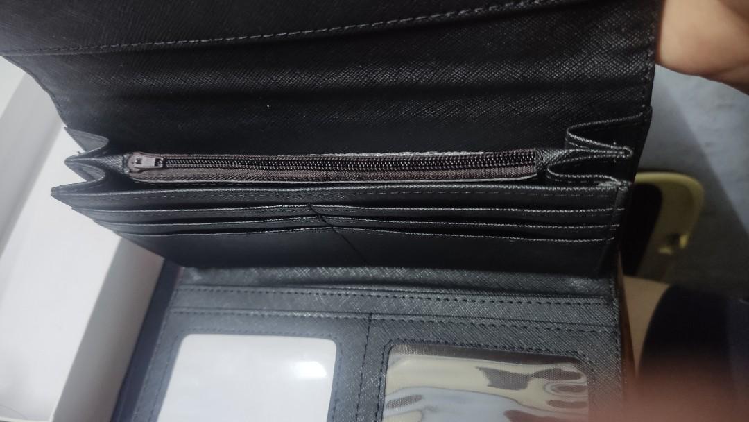 Coach Trifold Wallet Apricot (Category: Wallets & Card holders) located in Bacoor. Submitted by ArielJr17 (Listing ID 1186063181, Image 3). Description: Coach Apricot Black -Trifold -Magnetic Lock -6 card holder -2 Photo Holder -2 Paper bill pocket -1 Coin pouch Pm for inquiries. Meet up sa malalapit lang. Bacoor/Las Pinas Areas.