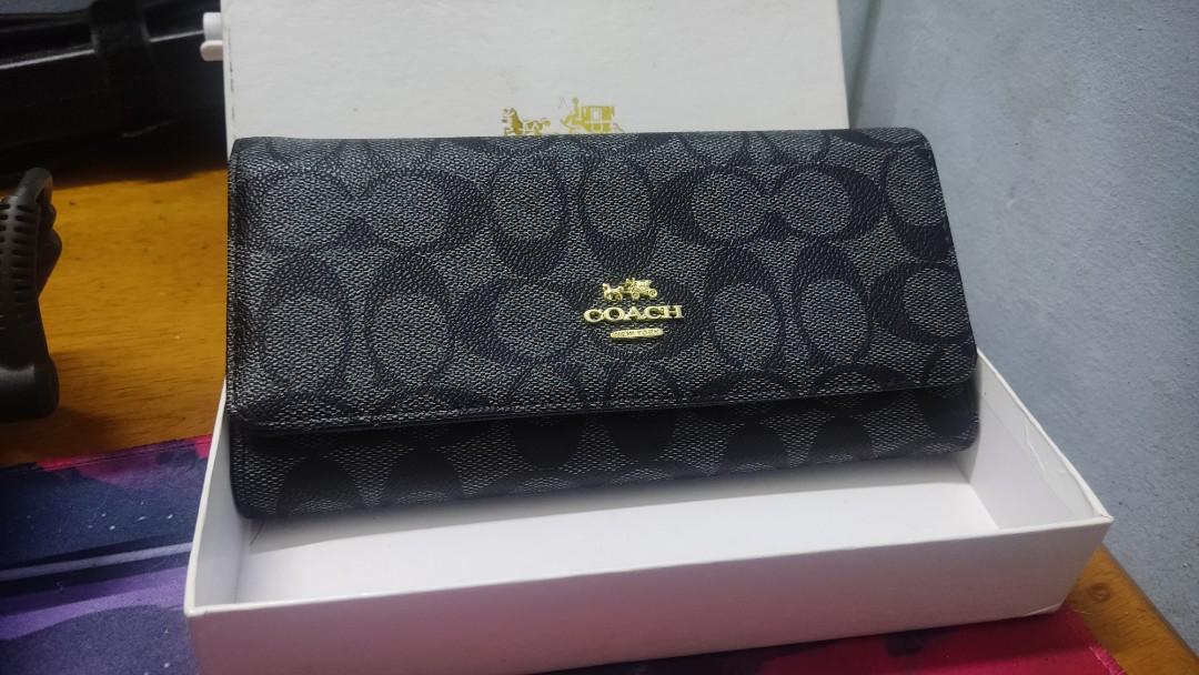 Coach Trifold Wallet Apricot (Category: Wallets & Card holders) located in Bacoor. Submitted by ArielJr17 (Listing ID 1186063181, Image 1). Description: Coach Apricot Black -Trifold -Magnetic Lock -6 card holder -2 Photo Holder -2 Paper bill pocket -1 Coin pouch Pm for inquiries. Meet up sa malalapit lang. Bacoor/Las Pinas Areas.