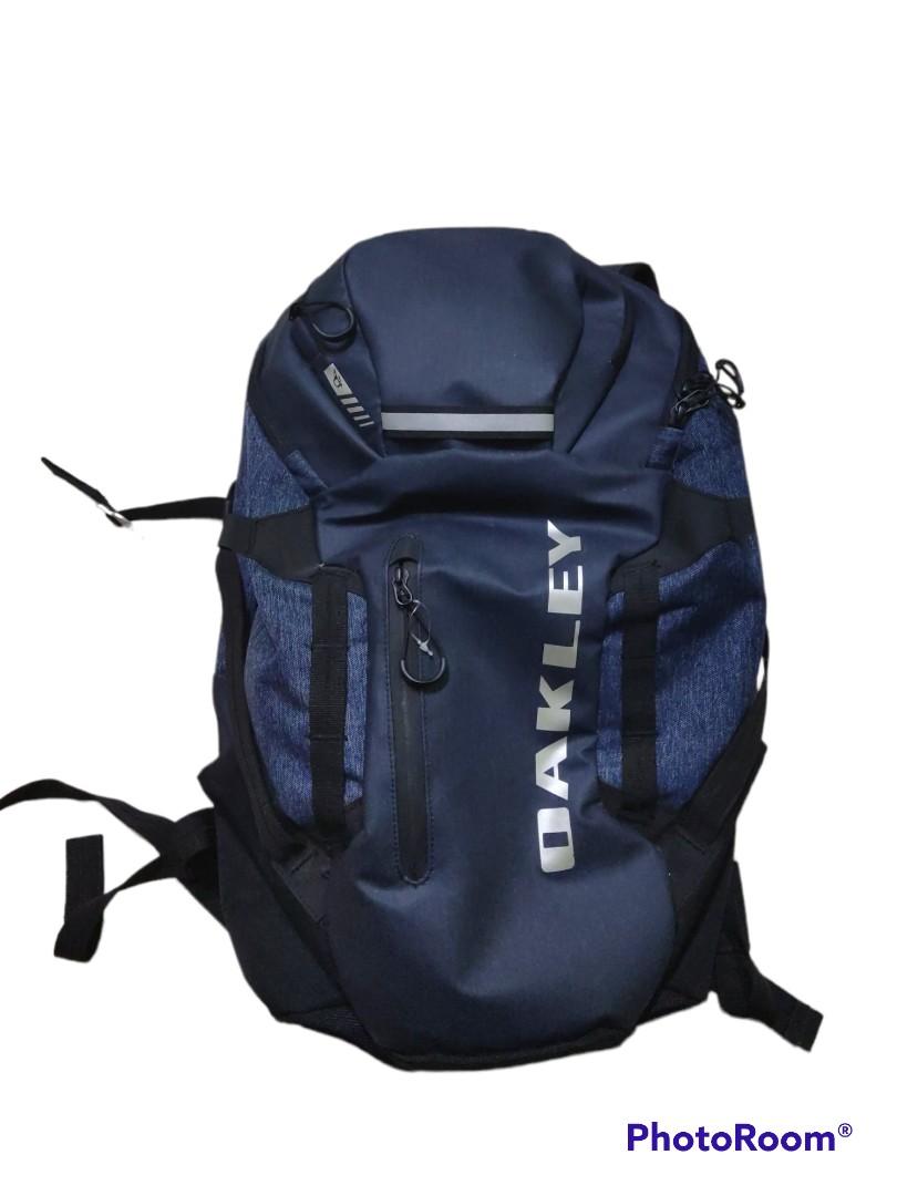 OAKLEY VOYAGE 25 BACKPACK Men s Fashion Bags Backpacks on Carousell