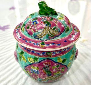 Pair of Peranakan Nyonyaware medium size kamcheng (Pair)