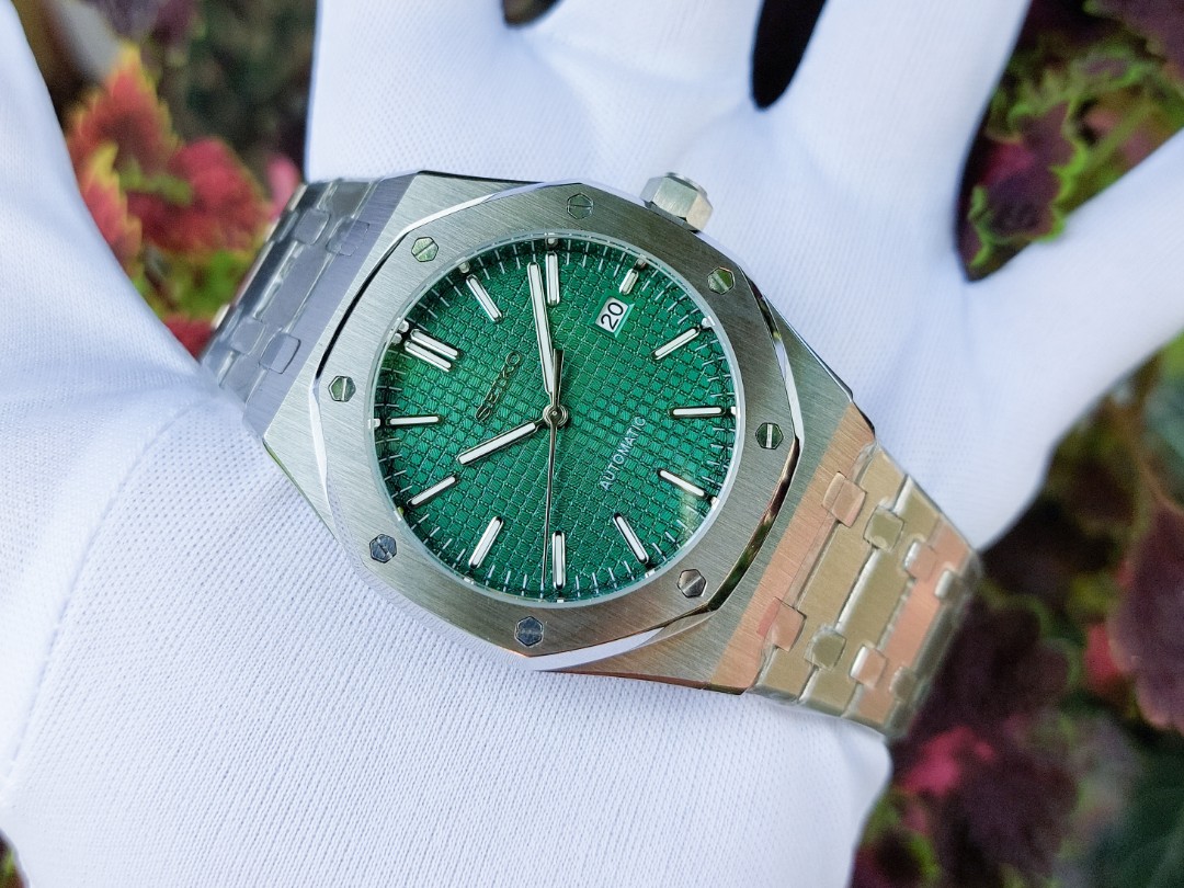 Seiko Oak Custom Build ROYAL OAK HOMAGE Green Dialed Automatic Watch,  Luxury, Watches on Carousell
