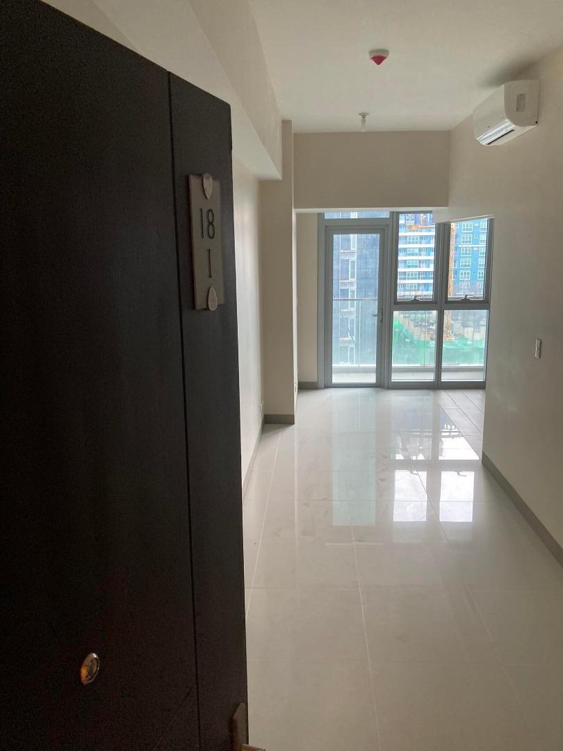 Uptown Parksuites Tower 2 1BR Unit with Balcony For Sale, Property, For