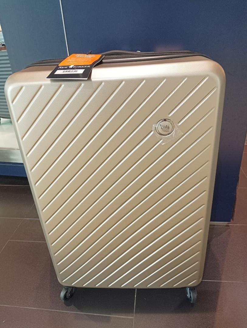 28 inch New Yorker spinner luggage, Hobbies & Toys, Travel, Luggage on