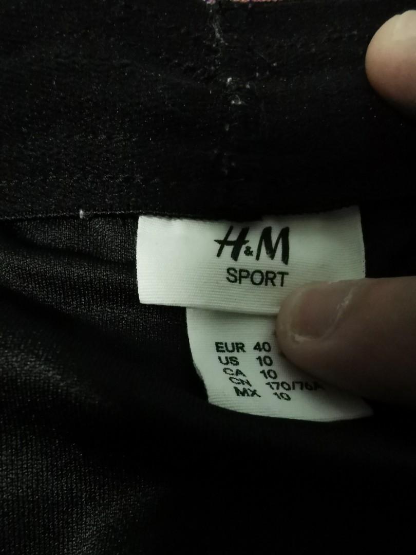 🌚 Black sports shorts (Category: Activewear) located in Muntinlupa City. Submitted by circleback (Listing ID 1186252876, Image 3). Description: Like new!! Has only a slight damage at the back (see photos) but not noticeable at all. Garterized waist and has drawstrings to adjust. Feel free to message for more photos and measurements :).