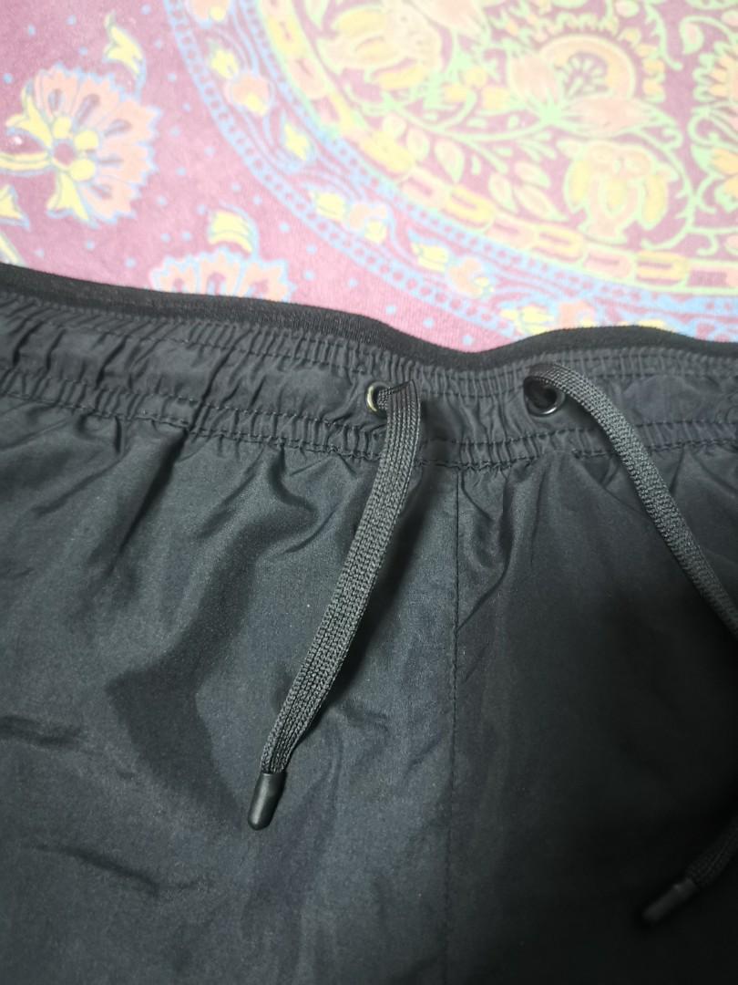 🌚 Black sports shorts (Category: Activewear) located in Muntinlupa City. Submitted by circleback (Listing ID 1186252876, Image 2). Description: Like new!! Has only a slight damage at the back (see photos) but not noticeable at all. Garterized waist and has drawstrings to adjust. Feel free to message for more photos and measurements :).