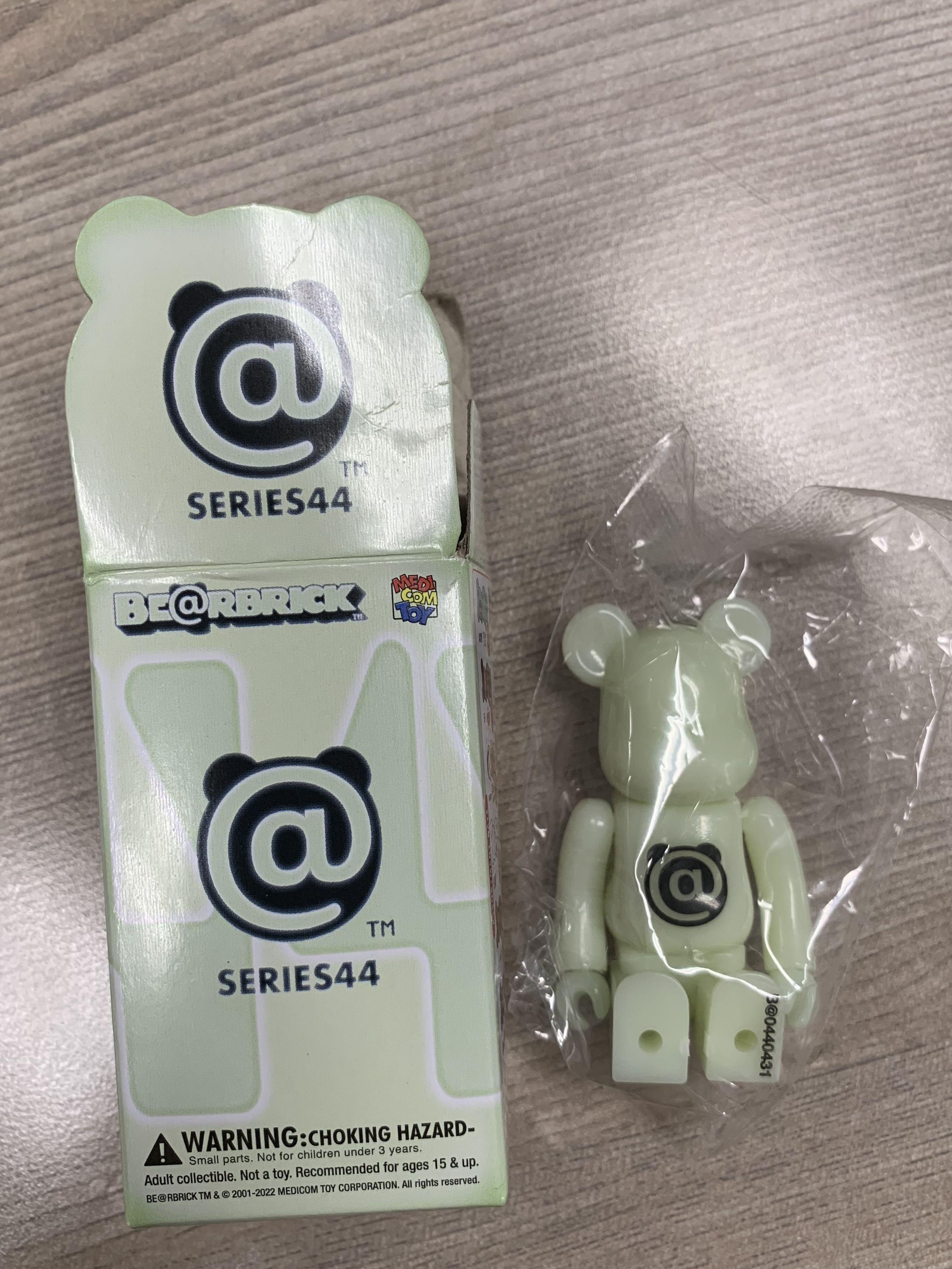 Bearbrick series 44 夜光@, 興趣及遊戲, 玩具& 遊戲類- Carousell