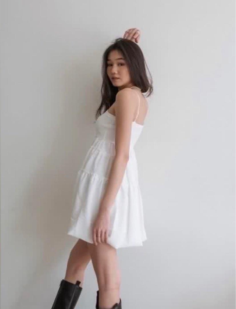 Impression Affair White Sundown Tier Dress size S (Category: Dresses) located in Singapore. Submitted by lyn_luxury (Listing ID 1186281813, Image 3). Description: Brand new Not worn Do not low ball No exchange after deal Meet up only .