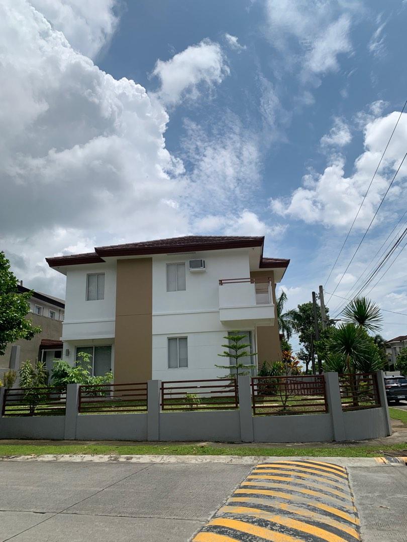 For sale house (Category: House & Lot) located in Makati City. Submitted by zionland145 (Listing ID 1186263504, Image 1). Description: Ridgeview Estate Nuvali Lot area is 257 square meters Floor area is 172 square meters Two story house , 3 bedrooms , 3 toilet and bath , Kitchen , Dining area , Living area with an open door to the garden, Dirty kitchen , 2 covered garage , Patio. Small front garden and side garden ,concrete fence . Ph 20M clean t