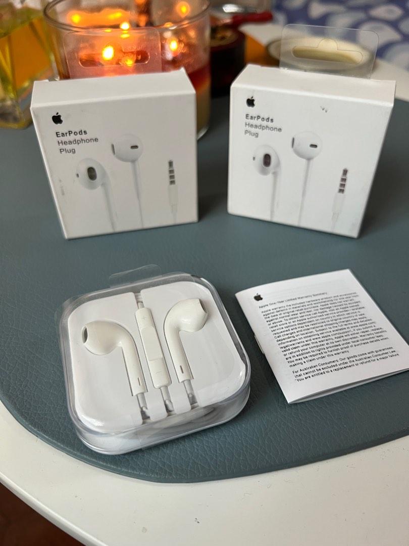 iPhone 3.5mm Headphone Jack Earphone (Category: Earphones) located in Manila. Submitted by razelysonn (Listing ID 1186195429, Image 2). Description: pm me no box included, this is the copy. Please take note: Only the ones stated original in my listings is original .