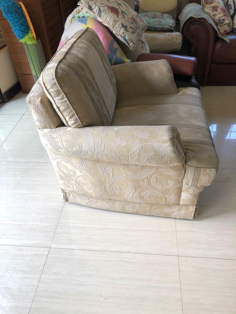 single-seater sofa (Category: Sofas) located in Los Banos. Submitted by profemy (Listing ID 1186135019, Image 2). Description: Authentic Maruni single-seater sofa from Japan. Made of thick fabric. clean. very good body, no sagging part in the cushion. Measurements: seat width - 76 cm (edge to edge); 50 cm (space between the arm rests) seat depth - 64 cm seat height from floor - 38 cm height from floor to top of back rest -65 cm The loose back res