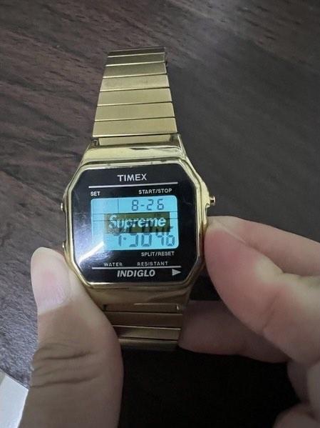 Supreme Timex Digital手錶金色, 名牌精品, 精品手錶在旋轉拍賣