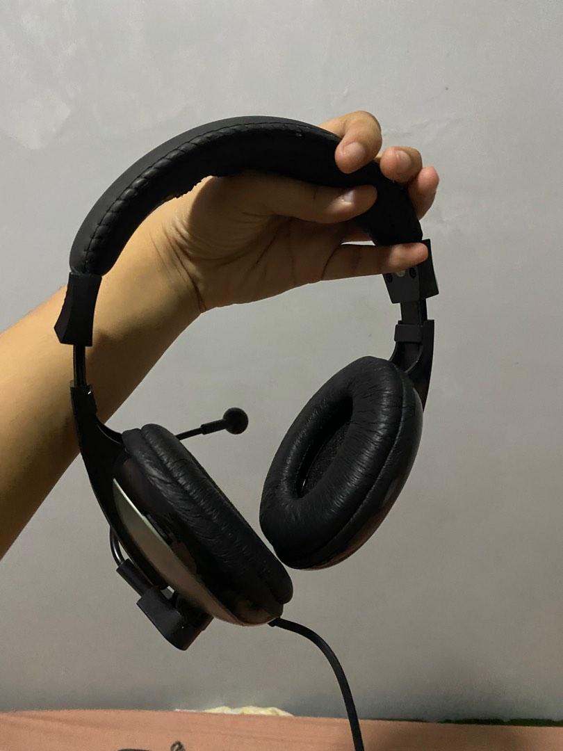 Basic Headphone (Category: Headphones & Headsets) located in Navotas City. Submitted by ninaasaurus2 (Listing ID 1186448600, Image 2). Description: Barely used headphones Perfect for online classes.