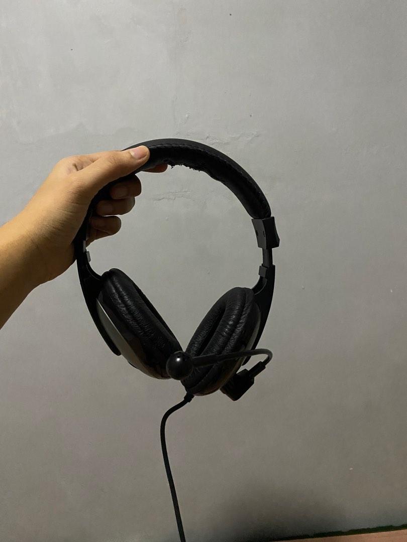 Basic Headphone (Category: Headphones & Headsets) located in Navotas City. Submitted by ninaasaurus2 (Listing ID 1186448600, Image 1). Description: Barely used headphones Perfect for online classes.