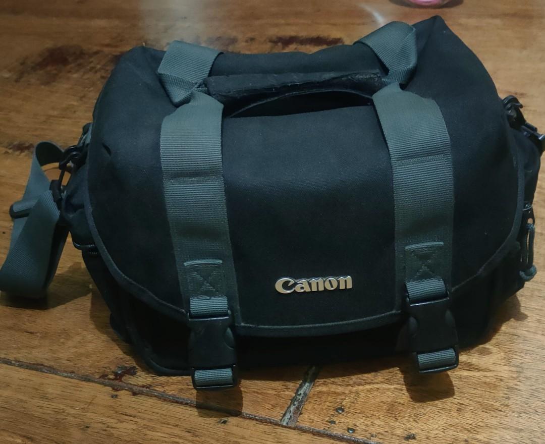 Canon300DG black gadget bag (Category: Camera Bags & Carriers) located in Pasay City. Submitted by jast18 (Listing ID 1186354580, Image 1). Description: 10.5w x 7.5h x 7d inches Designed to carry 1-2 DSLR camera bodies with 2-3 lenses,flash and accessories. Several padded easy-access side storage pockets. Durable,water repellent nylon exterior and weather-flap lid help keep the elements out. *Slightly negotiable *Meet up: Pasay-Parañaque area *RF