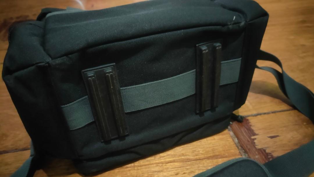 Canon300DG black gadget bag (Category: Camera Bags & Carriers) located in Pasay City. Submitted by jast18 (Listing ID 1186354580, Image 3). Description: 10.5w x 7.5h x 7d inches Designed to carry 1-2 DSLR camera bodies with 2-3 lenses,flash and accessories. Several padded easy-access side storage pockets. Durable,water repellent nylon exterior and weather-flap lid help keep the elements out. *Slightly negotiable *Meet up: Pasay-Parañaque area *RF