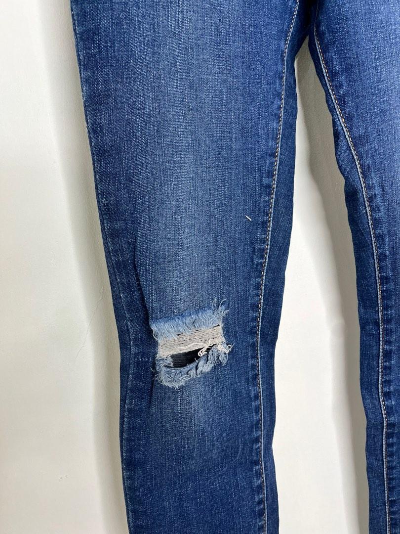 Forever21 Highwaisted Ripped Jeans (Category: Jeans) located in Quezon City. Submitted by andydeleon (Listing ID 1186397444, Image 3). Description: ✿ size: 26 (true to size) ✿ well-used but it is still in great condition ✿ forever 21 ✿ flattering to wear ✿ has ripped detail on the knees part ☁ L - 38“ ☁ W - 13“ ♥ also available in shopee ♥ kindly send us a message for inquiries ♥ measurements indicated are taken with the item laid flat ♥ please a
